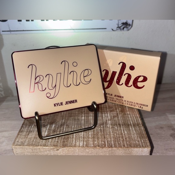 Kylie Blush and Highlighter Quad - Picture 2 of 4